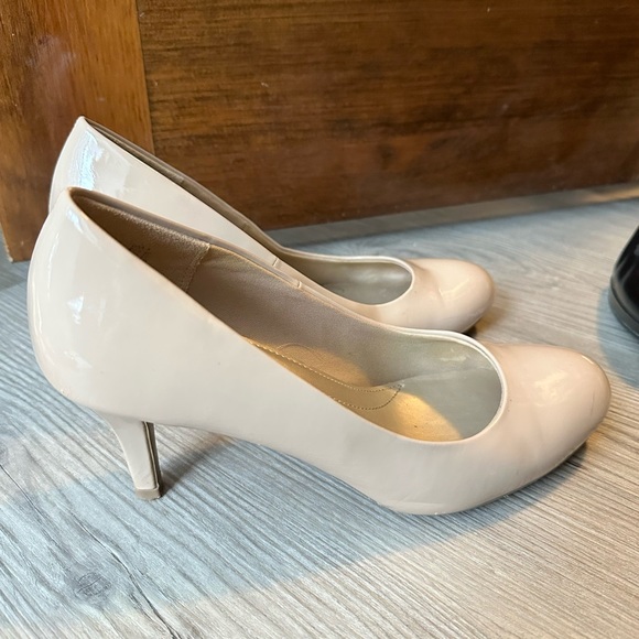 COMFORTPLUS/PREDICTIONS TAN PATENT LEATHER SHOES PUMPS SIZE 8 - Picture 3 of 4